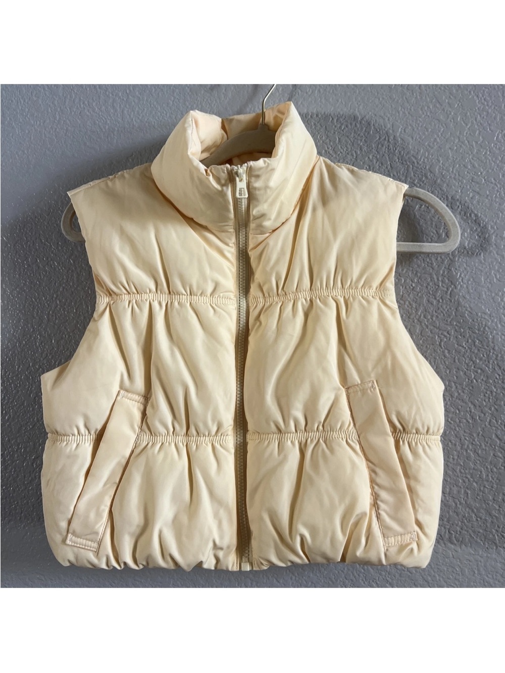 H&M Cropped Puffer Vest in Pale Yellow Size XS NWT